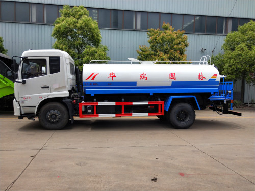 馬路上的環(huán)衛(wèi)灑水車 馬路上的環(huán)衛(wèi)灑水車